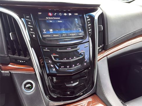 Used 2018 Cadillac Escalade ESV Luxury RWD image 3