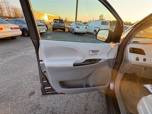 Used 2013 Toyota Sienna LE image 35