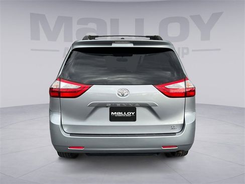 Used 2015 Toyota Sienna LE image 4