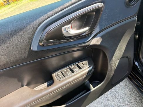 Used 2015 Chrysler 200 S FWD image 12