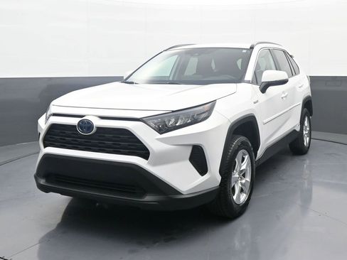 Used 2020 Toyota RAV4 LE image 1