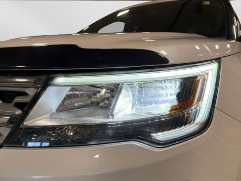 Used 2018 Ford Explorer XLT w/ Equipment Group 202A AWD/4WD image 13