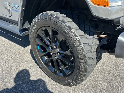 Used 2022 Jeep Wrangler Unlimited Sahara w/ Safety Group image 17