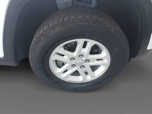 Used 2023 Jeep Grand Cherokee Laredo RWD image 16