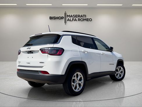 Used 2024 Jeep Compass Latitude AWD/4WD image 5