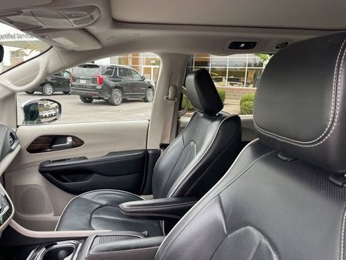 Used 2023 Chrysler Pacifica Limited image 12