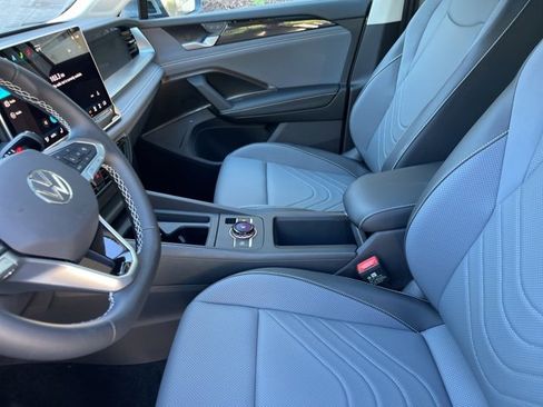 New 2025 Volkswagen Tiguan SE image 9