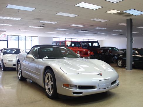 Used 2002 Chevrolet Corvette Convertible w/ Preferred Equipment Group1 image 10
