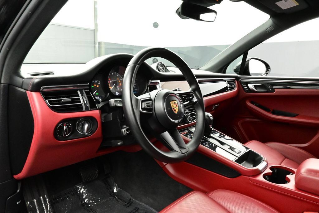Certified 2023 Porsche Macan S AWD/4WD image 4