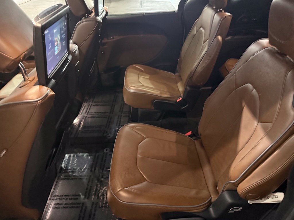 Used 2017 Chrysler Pacifica Limited w/ UConnect Theater Package FWD image 32