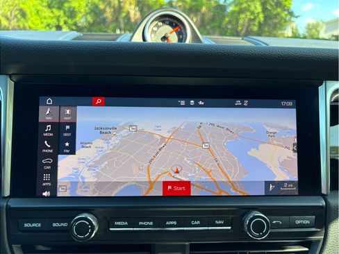 Used 2020 Porsche Macan AWD/4WD image 28