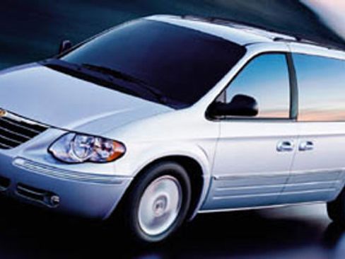 Used 2005 Chrysler Town & Country Limited image 1