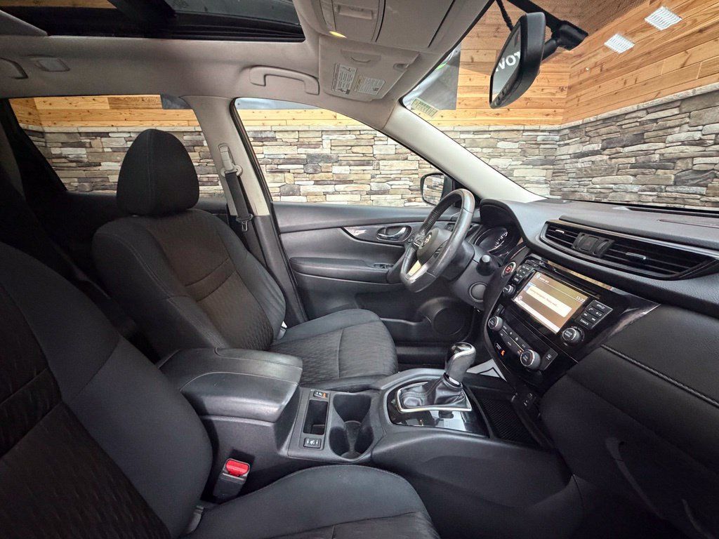 Used 2017 Nissan Rogue SV AWD/4WD image 27