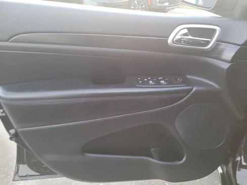 Used 2019 Jeep Grand Cherokee Altitude image 14
