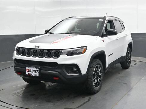 Used 2025 Jeep Compass Trailhawk AWD/4WD image 6