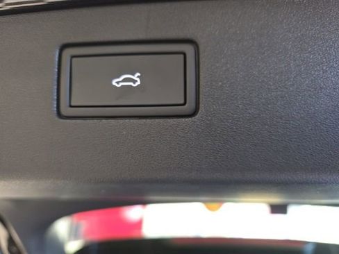 Certified 2025 Volkswagen Tiguan SE image 9