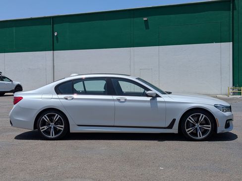Used 2018 BMW 740i image 8