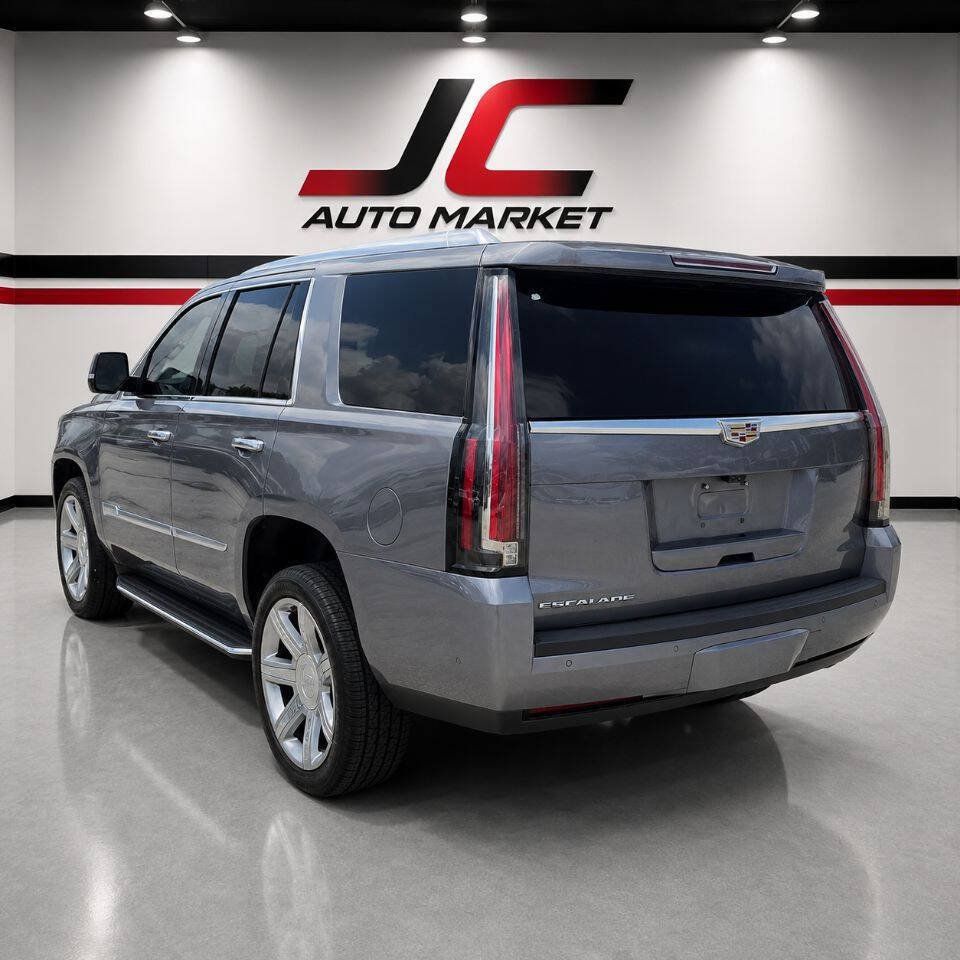 Used 2019 Cadillac Escalade Luxury RWD image 3