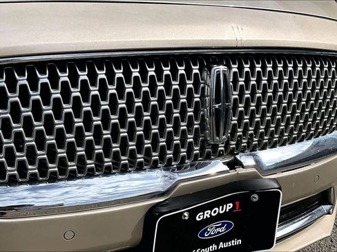 Used 2017 Lincoln Continental Premiere image 30