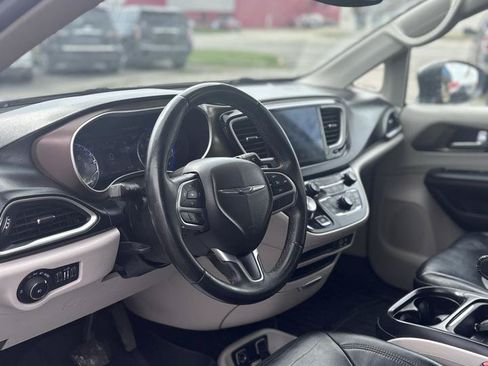 Used 2017 Chrysler Pacifica Touring-L FWD image 5