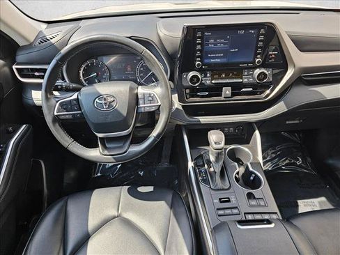 Used 2022 Toyota Highlander XLE AWD/4WD image 20