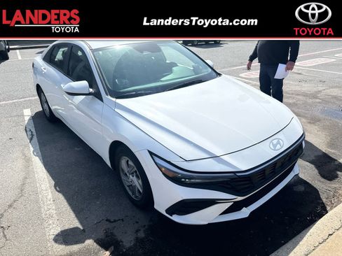 Used 2024 Hyundai Elantra SE image 1