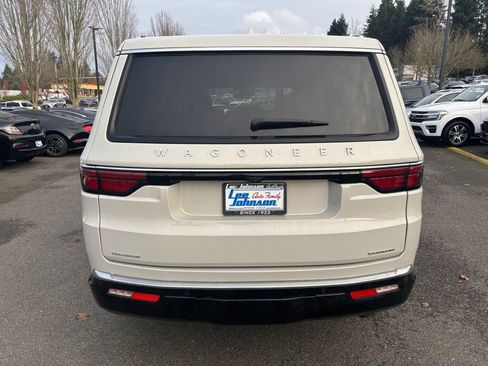 Used 2022 Jeep Wagoneer Series III w/ Flexible Seating Group image 6