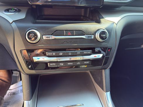 Used 2020 Ford Explorer XLT w/ Equipment Group 202A AWD/4WD image 22