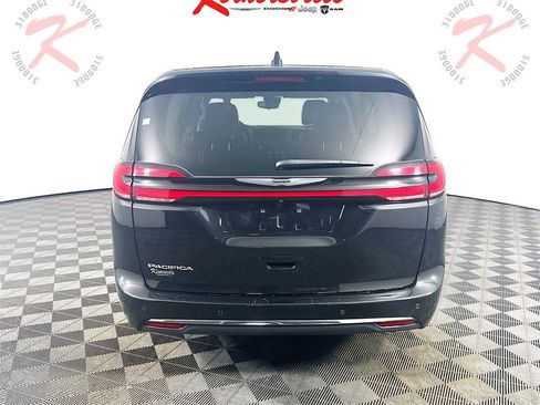 Used 2023 Chrysler Pacifica Touring-L image 6