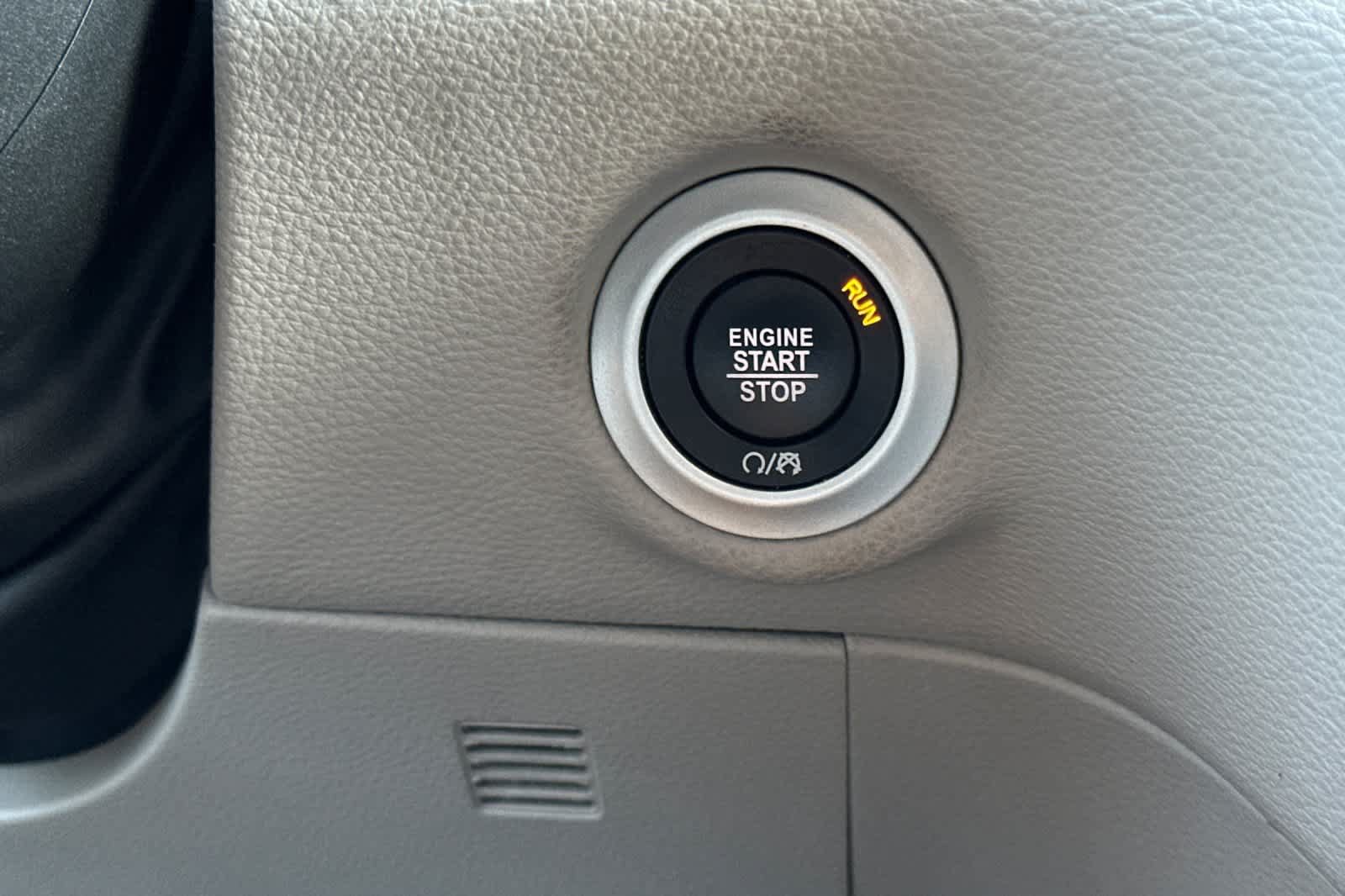 Used 2024 Chrysler Pacifica Limited FWD image 25