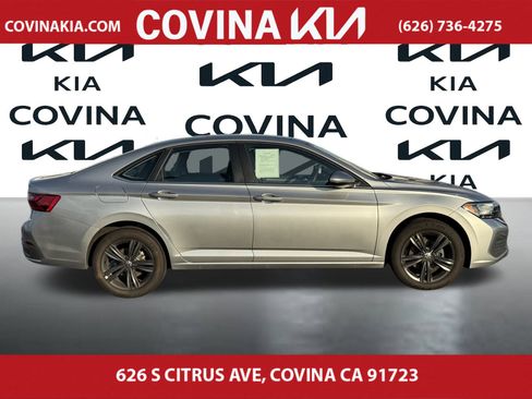 Used 2024 Volkswagen Jetta SE w/ Panoramic Sunroof Package image 9