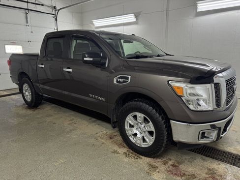 Used 2017 Nissan Titan SV image 1