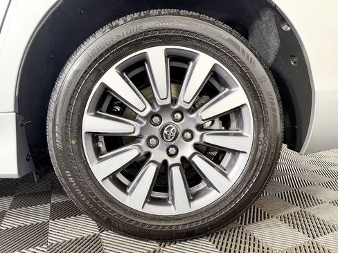 Used 2018 Toyota Sienna XLE w/ XLE Navigation Package AWD/4WD image 24