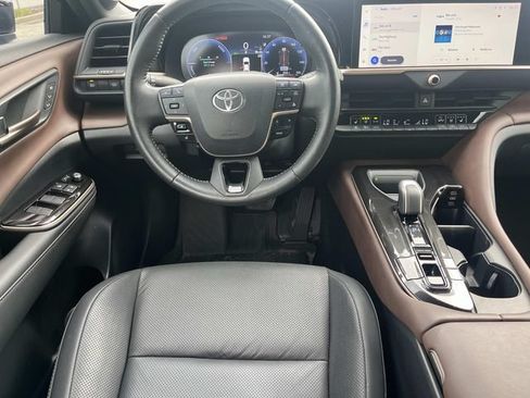 Used 2024 Toyota Crown AWD/4WD image 13
