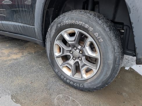 Used 2019 Jeep Cherokee Trailhawk w/ Cold Weather Group image 11