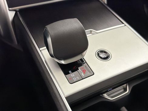 New 2025 Land Rover Range Rover Long Wheelbase SE image 16