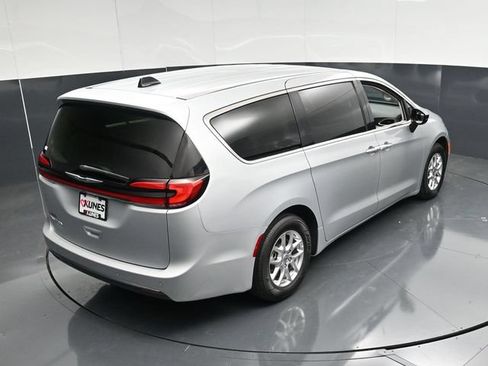 Certified 2024 Chrysler Pacifica Touring-L FWD image 46