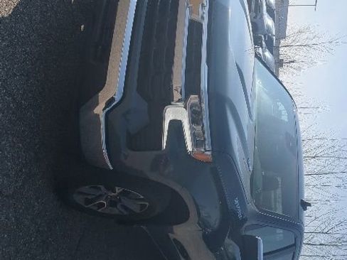 Used 2024 Chevrolet Silverado 1500 LT AWD/4WD image 7