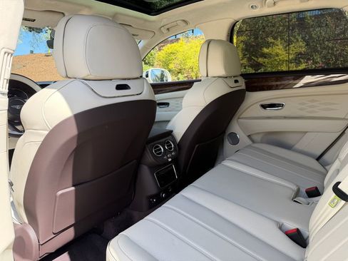 Used 2025 Bentley Bentayga image 41