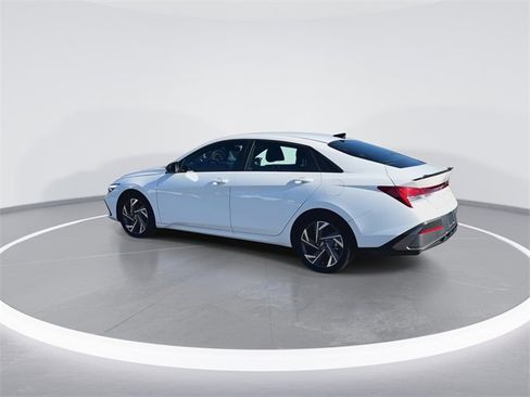 Certified 2025 Hyundai Elantra SEL image 6