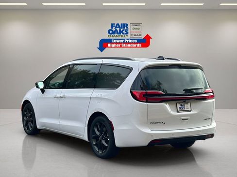 New 2026 Chrysler Pacifica Limited w/ Uconnect Theater Family Group image 11