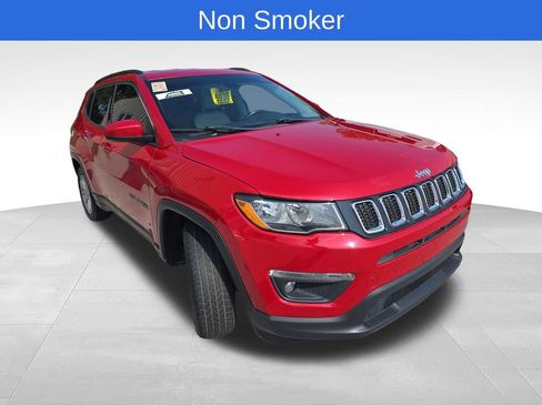 Used 2017 Jeep Compass Latitude FWD image 3