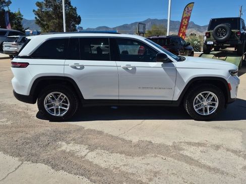 Used 2023 Jeep Grand Cherokee Laredo X image 4