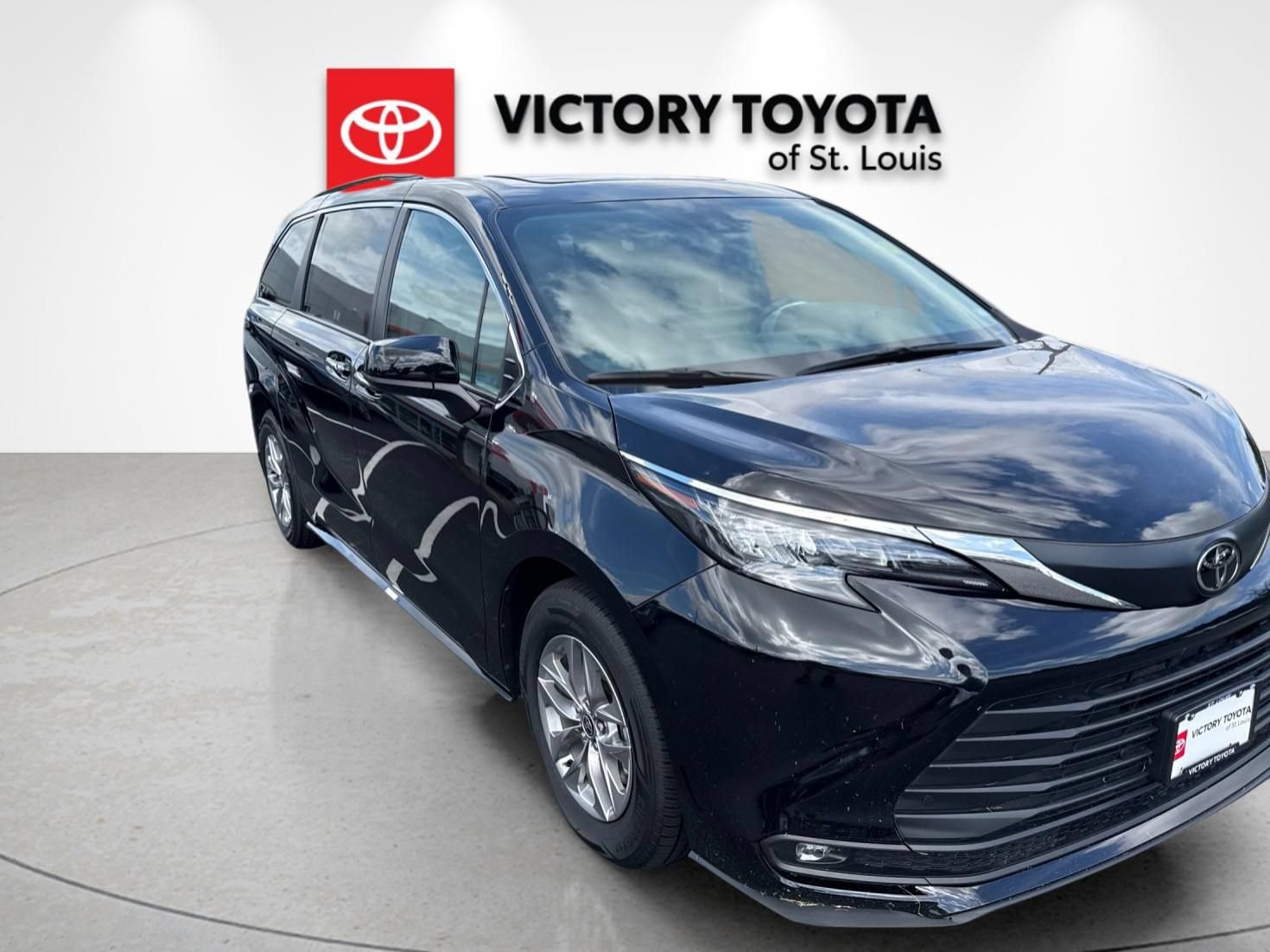 Used 2026 Toyota Sienna XLE FWD image 1