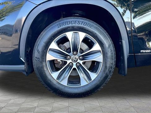 Used 2024 Toyota Highlander XLE AWD/4WD image 25