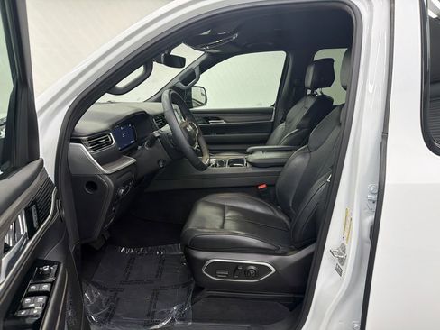 Used 2024 Jeep Wagoneer L Series II w/ Flexible Seating Group RWD image 9