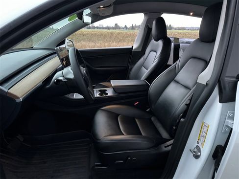 Used 2021 Tesla Model Y Long Range image 9