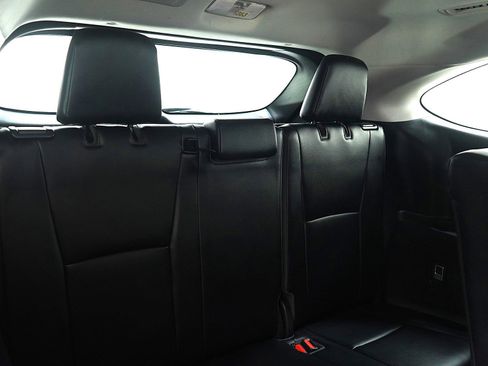 Used 2021 Toyota Highlander XLE image 12