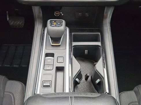 Used 2023 Nissan Pathfinder SV image 19