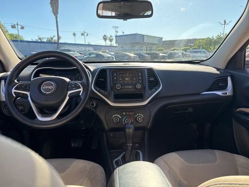 Used 2016 Jeep Cherokee Sport FWD image 7